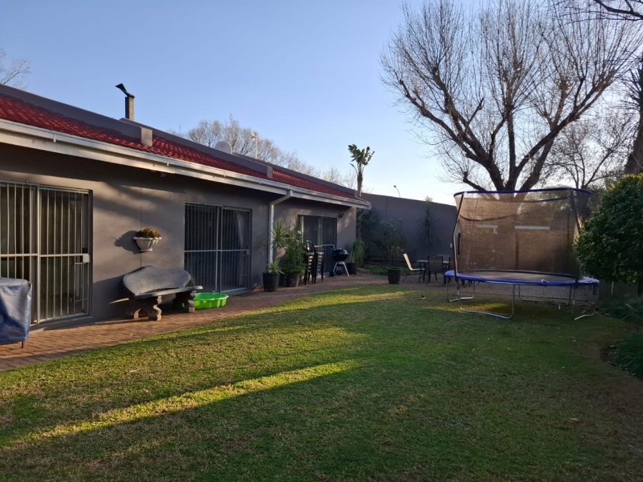 5 Bedroom Property for Sale in Langenhovenpark Free State